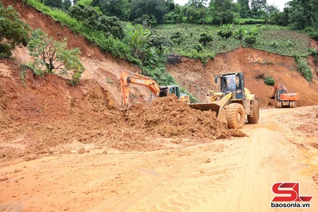 Khẩn trương khắc phục thiệt hại về giao thông sau mưa, lũ