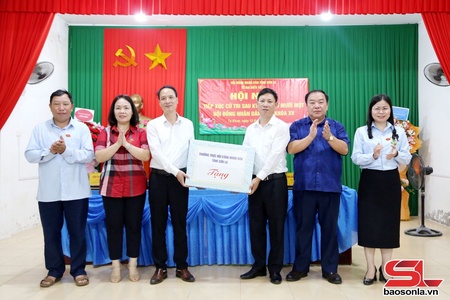 Tổ đại biểu số 11 HĐND tỉnh tiếp xúc cử tri xã Tạ Khoa