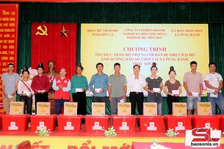 Trao 200 suất quà hỗ trợ người dân bị thiệt hại do mưa lũ
