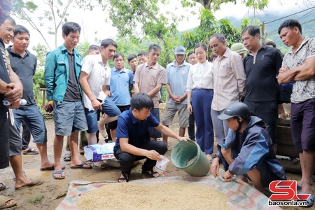 Hỗ trợ nhân dân vùng lũ khôi phục sản xuất