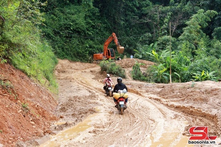 Nhanh chóng khắc phục sạt lở đảm bảo lưu thông tuyến đường liên xã địa bàn xã Muổi Nọi