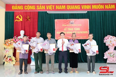 Đảng ủy xã Mường Bang trao Huy hiệu Đảng đợt 2/9