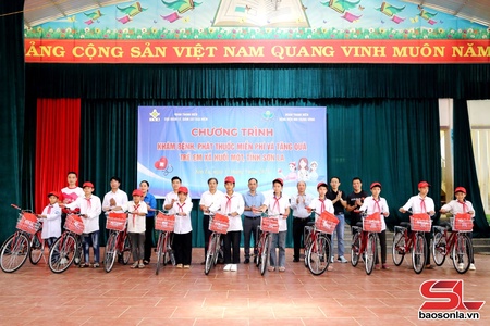Chương trình khám bệnh, phát thuốc miễn phí và tặng quà trẻ em xã Huổi Một