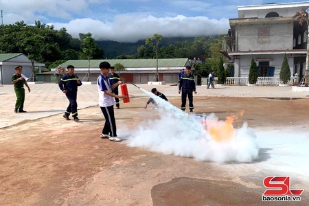 Nhân dân, học sinh thực hành trải nghiệm PCCC và CNCH