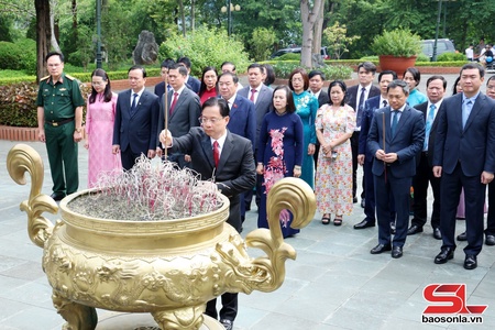 Đoàn công tác của Ban Thường vụ Tỉnh ủy Lạng Sơn dâng hương tưởng nhớ Chủ tịch Hồ Chí Minh và các Anh hùng liệt sĩ