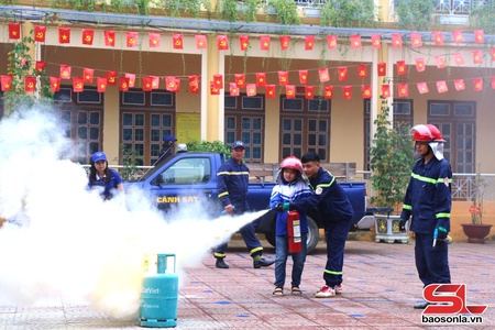 Ngoại khóa tuyên truyền, trải nghiệm, thực hành chữa cháy và cứu nạn cứu hộ