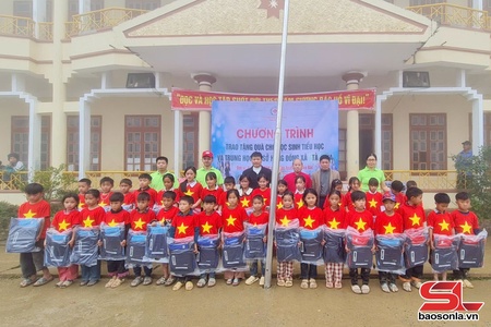 Trao hơn 300 suất quà cho học sinh vùng cao xã Tà Xùa