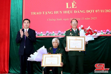 Phường Chiềng Sinh trao Huy hiệu Đảng đợt 7/11 cho các đảng viên