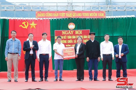 Đồng chí Trưởng ban Nội chính Tỉnh ủy dự Ngày hội đại đoàn kết toàn dân tộc tại bản Mường Chiến