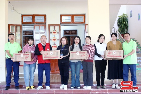 Hỗ trợ thiết bị lọc nước cho hộ dân khó khăn xã Mường Khiêng