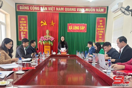 Kiểm tra công tác triển khai Phong trào “Bình dân học vụ số” tại xã Lóng Sập