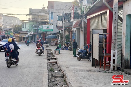 Cần sớm hoàn thành việc thi công hè tuyến đường 20/11