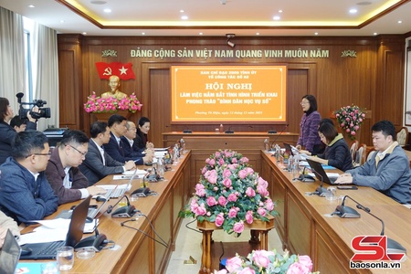 Nắm tình hình triển khai phong trào “Bình dân học vụ số” tại phường Tô Hiệu và Chiềng An