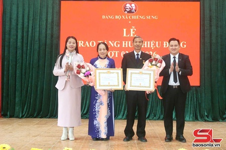 Đảng ủy xã Chiềng Sung trao tặng huy hiệu Đảng đợt 3/2