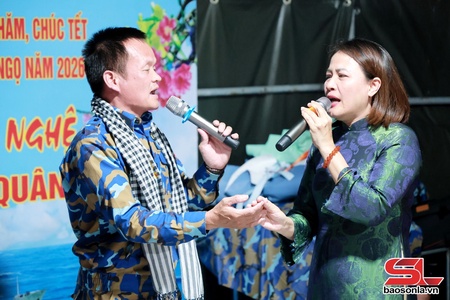 “Xuân hải đảo - Ấm tình quân dân” giữa trùng khơi