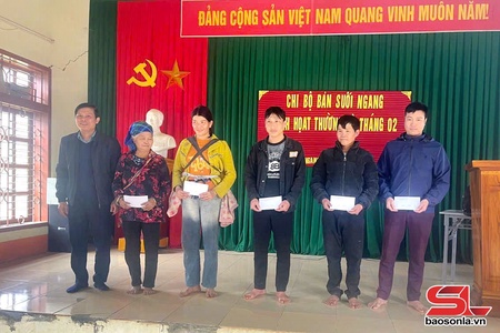 Lãnh đạo Đảng ủy các cơ quan Đảng tỉnh dự sinh hoạt Chi bộ bản Suối Ngang, xã Chiềng Sại