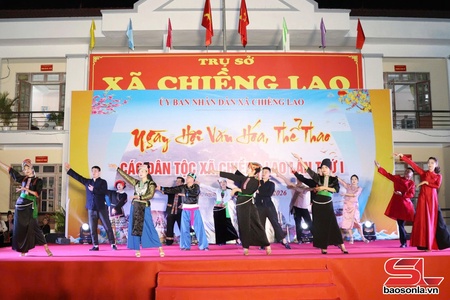 Đêm giao lưu văn nghệ và trình diễn trang phục dân tộc tại xã Chiềng Lao