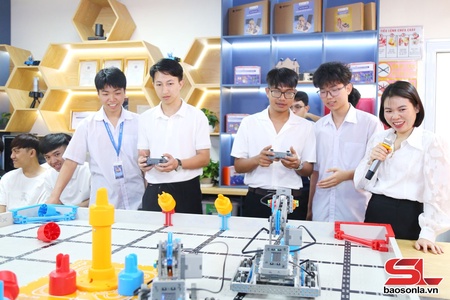 Lưu học sinh Lào trải nghiệm phòng học STEM Innovation