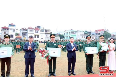 Tân binh khu vực Phù Yên, Bắc Yên hân hoan lên đường tòng quân