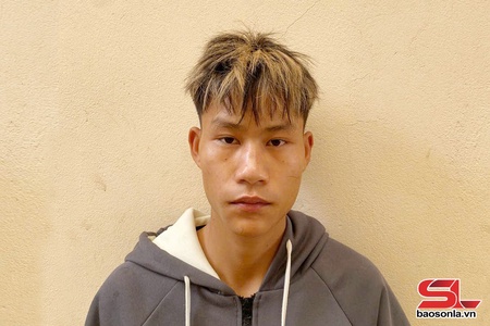 Khởi tố đối tượng ném đá vỡ kính xe ô tô