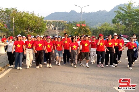 Hơn 800 người hưởng ứng Ngày Sức khỏe toàn dân 7/4