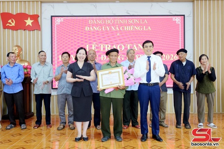 Đồng chí Giám đốc Sở Xây dựng trao Huy hiệu Đảng tại xã Chiềng La và Muổi Nọi