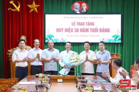 Đảng bộ Sở Giáo dục và Đào tạo trao tặng Huy hiệu Đảng đợt 19/5