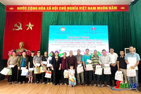 Tặng quà người nghèo, người khuyết tật và trẻ mồ côi phường Chiềng Sinh