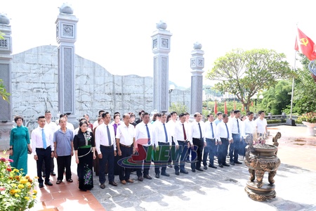 Hiệp hội Doanh nghiệp tỉnh dâng hoa, dâng hương Tượng đài "Bác Hồ với đồng bào các dân tộc Tây Bắc" và Đền thờ Bác Hồ