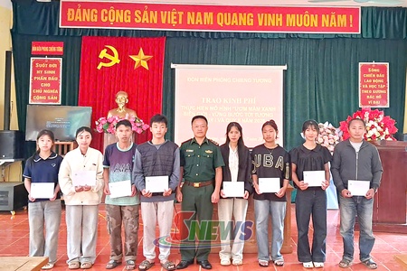 Đồn Biên phòng Chiềng Tương trao kinh phí hỗ trợ học sinh vùng biên