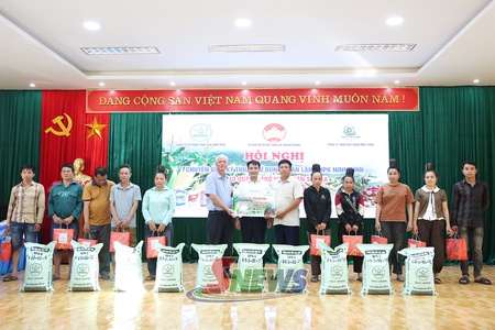 Chuyển giao khoa học kỹ thuật sử dụng phân lân cho nông dân và tặng quà cho các hộ hoàn cảnh khó khăn tại xã Chiềng Mung
