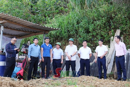 Đồng chí Phó Chủ tịch UBND tỉnh kiểm tra công tác xóa nhà tạm tại xã Tạ Khoa