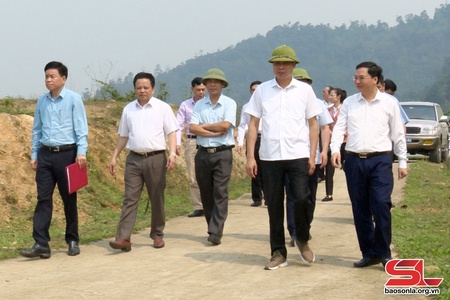 Đồng chí Phó Chủ tịch UBND tỉnh kiểm tra phổng nhại pày dú bón máư Suối Dinh 1, Suối Dinh 2