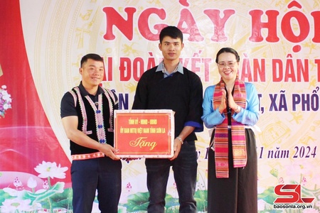 Head of provincial Party Committee's Information and Education Board attends Great National Unity Festival in Thuan Chau