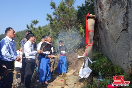 Tua Senh stone pillar worship: A unique tradition