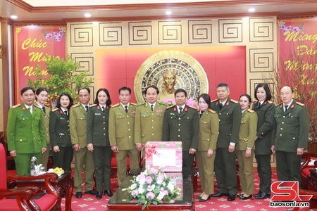 Houaphanh police extend Tet wishes to Son La counterparts