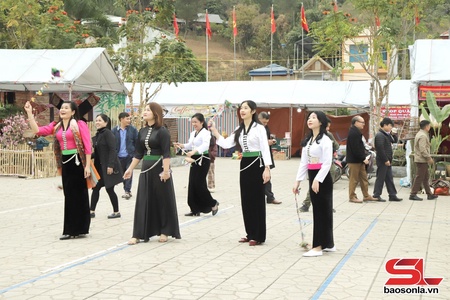 Folk games charm visitors on spring days