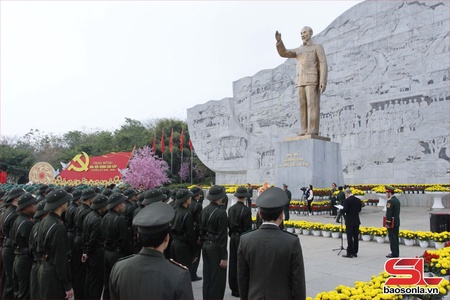 Son La city leaders, recruits offer flowers to President Ho Chi Minh, heroic martyrs