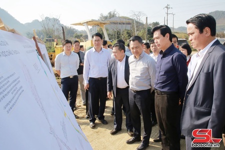 Provincial Party chief inspects several projects in Moc Chau township