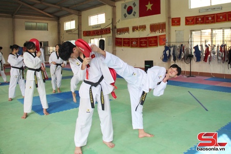 Ằn pâng vạy tủm pua mả pe thể thao lang đì xùng