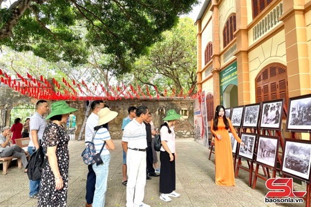 Photo exhibition “The Song of Reunification” opens in Son La