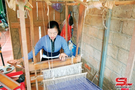 Thai ethnic group’s traditional weaving preserved