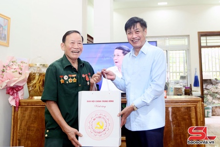 Party Central Committee’s Internal Affairs Commission delegation pays tribute to fallen heroes, national contributors in Son La