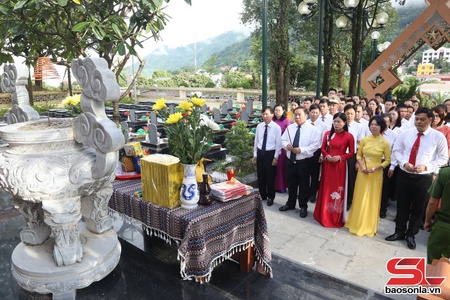 Provincial People’s Council official offers incense to heroic martyrs, visit wounded soldiers and martyrs’ families in Bac Yen commune