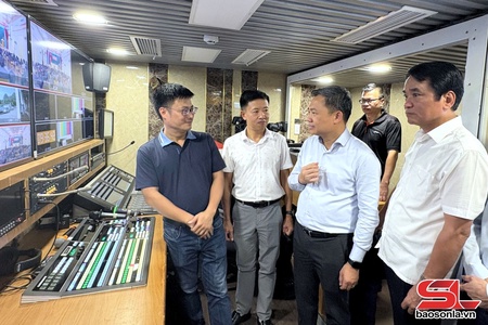 Đồng chí Chủ tịch UBPX tỉnh cxênhz côngz xưv bax kriz uô tiar Dự án đêx ntưk thiaz qơư liv đêx kiak nênhs thành phố Sơn La