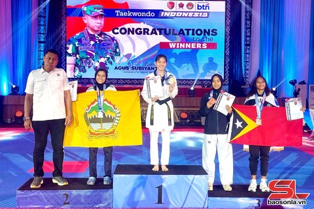 2 tus nxaik VĐV Sơn La tưr tâu côngz mênhx cuz jias tưr Taekwondo ntiax têz ntơưv Indonesia