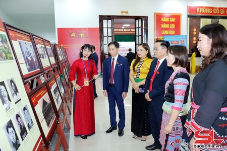 Pải pưng hún ảnh chăn “86 pì Đảng bộ tỉnh Sơn La - Pưng lang đì cựt đảy cuồng dan cài ma cánh luông pùn mả pe máư”