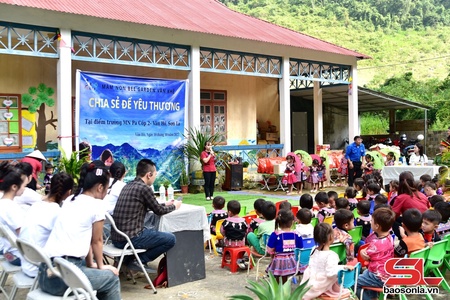 More than 80 gifts presented to children in difficult circumstances