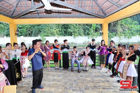  Tủm pua hùa chàư mặc muôn văn hóa khòng chựa côn chảu