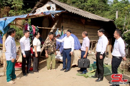 Provincial official inspects temporary housing elimination in Muong Gion commune